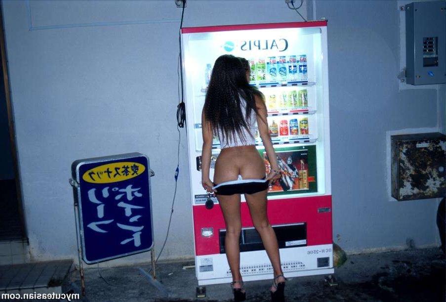 16P Hot asian amateur exhibitionist wife flashing