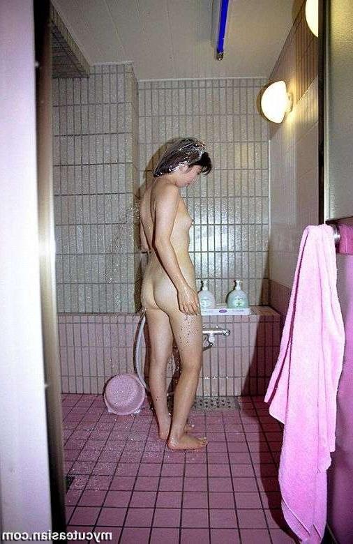 16P Naughty asian amateur ready for her bath time