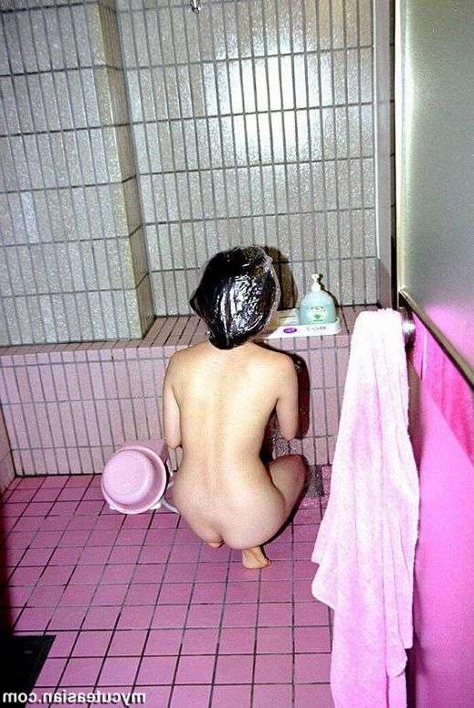 16P Naughty asian amateur ready for her bath time