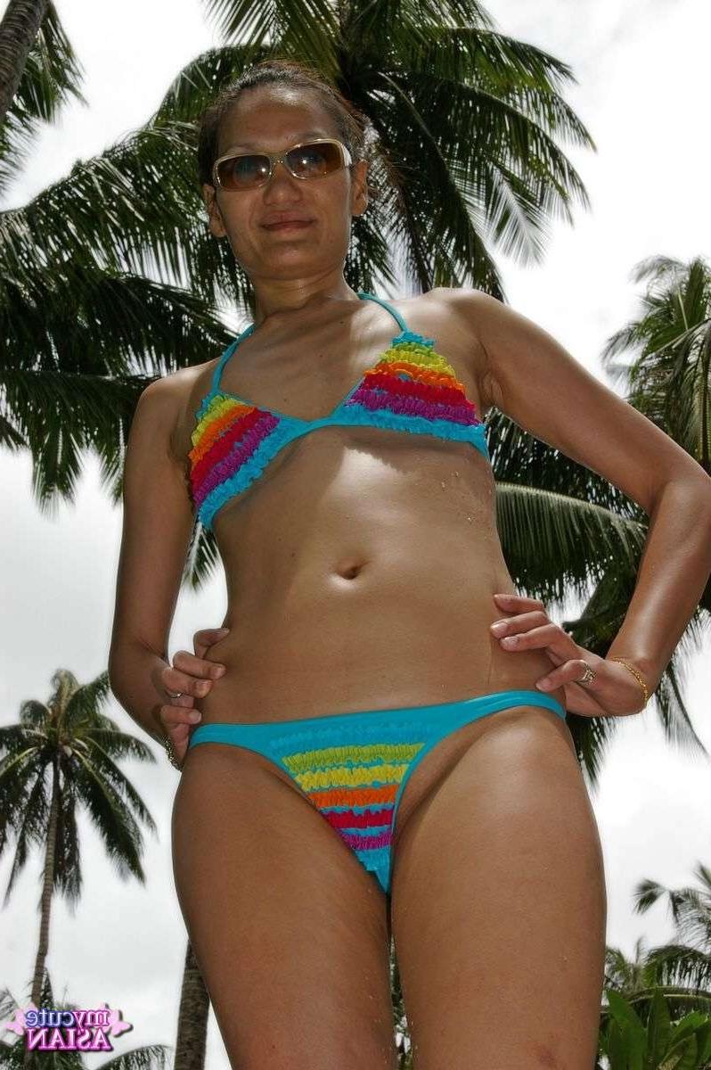 16P Asian Amateur doing a perfect handjob outdoor
