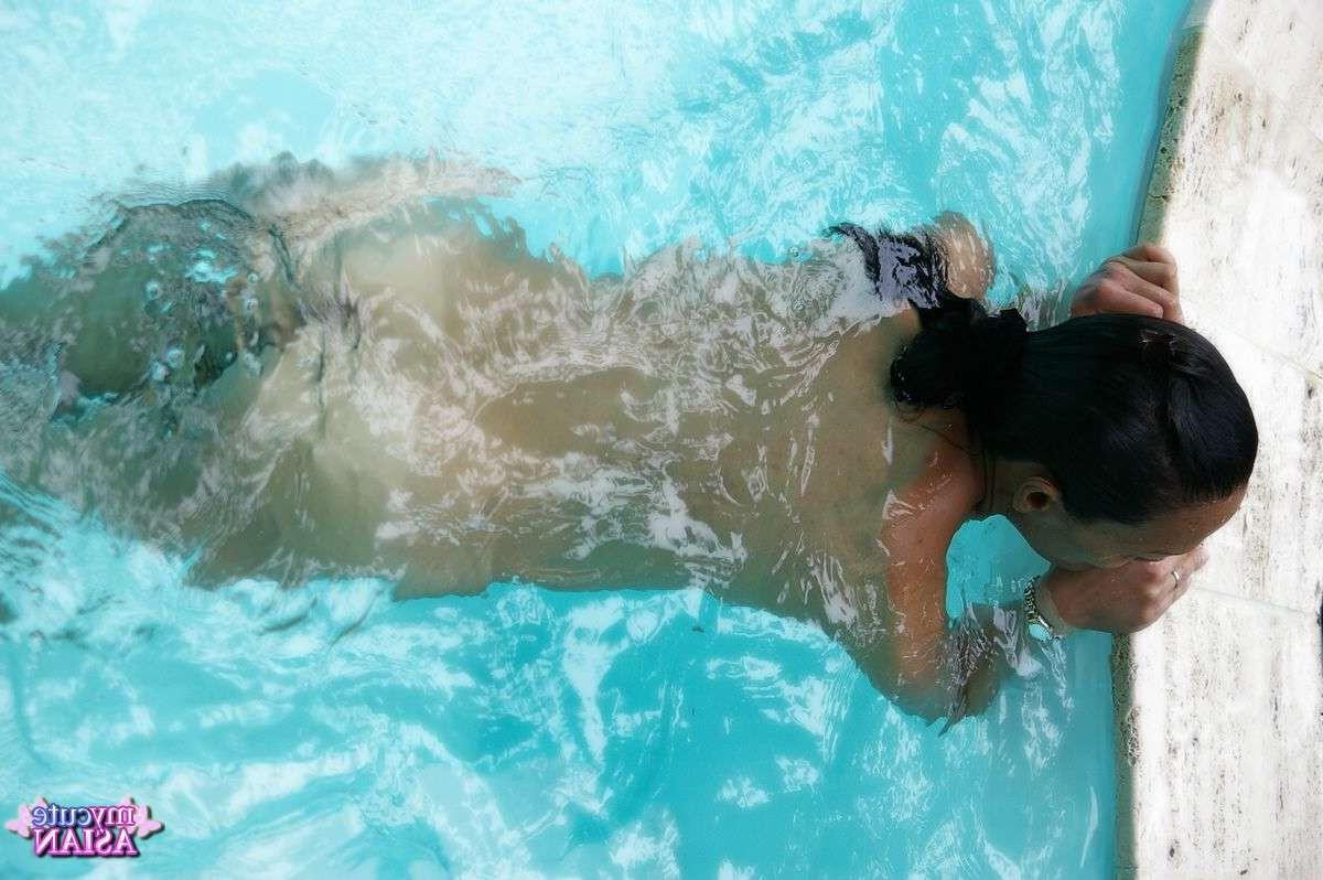 16P Asian Amateur doing a perfect handjob outdoor