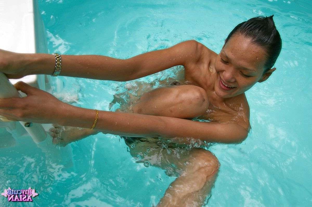 16P Asian Amateur doing a perfect handjob outdoor