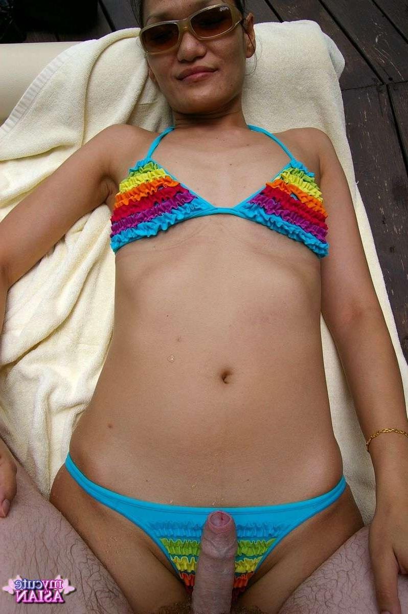 16P Asian Amateur doing a perfect handjob outdoor