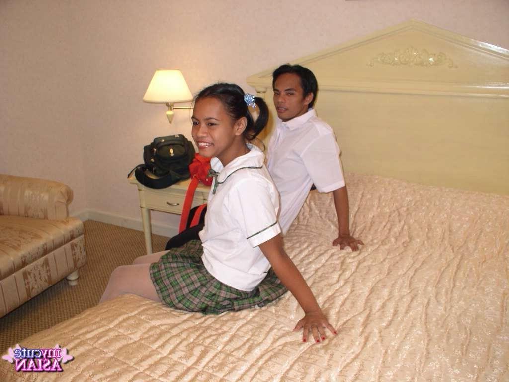 16P Filipino pussy pounded for the first time