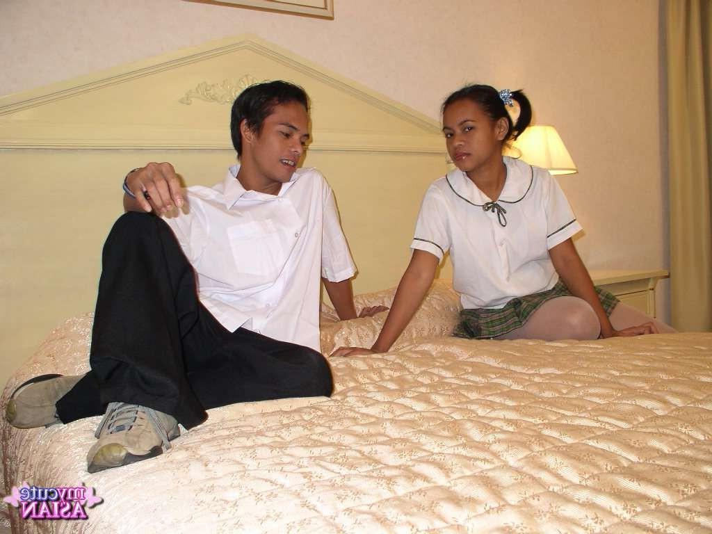 16P Filipino pussy pounded for the first time