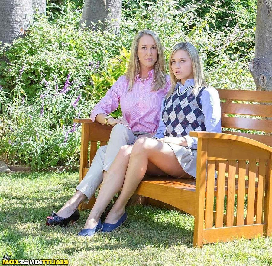 12P Teen Mia Malkova and her step mom Brandi Love fucks in threesome