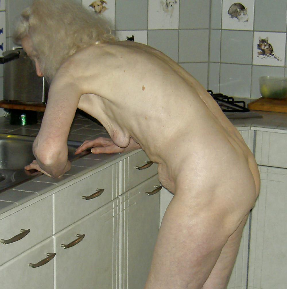 25P GRANNY   Josee      old wife   