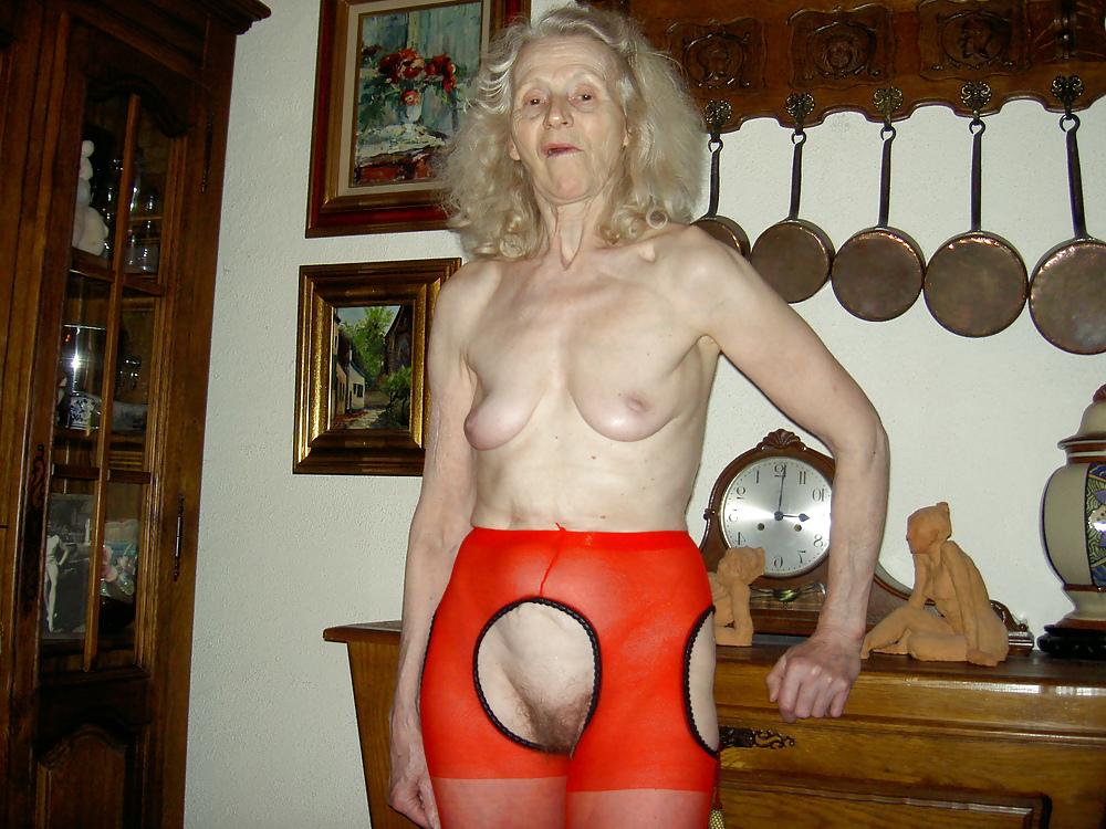 25P GRANNY   Josee      old wife   