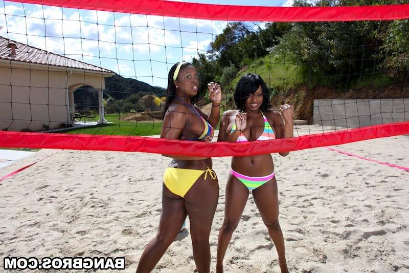 17P wo hot black girls playing and fucking with a guy