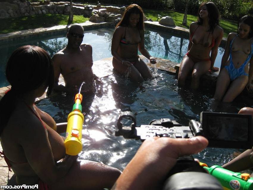 16P six bubble butt girls sharing in one dick