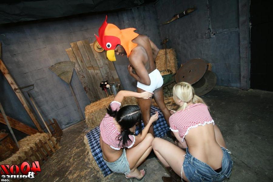 16P bubble butt girls giving a blowjob sandwich