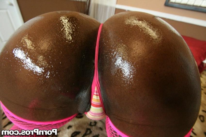 16P bootylicious ebony girl riding a giant dick