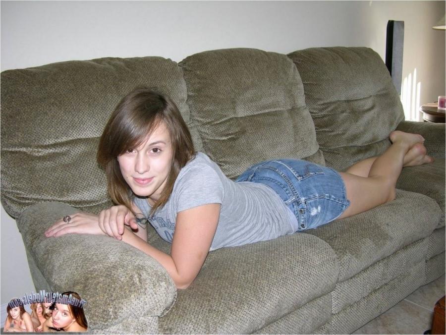 15P amateur girl next door exposes tasty vagina
