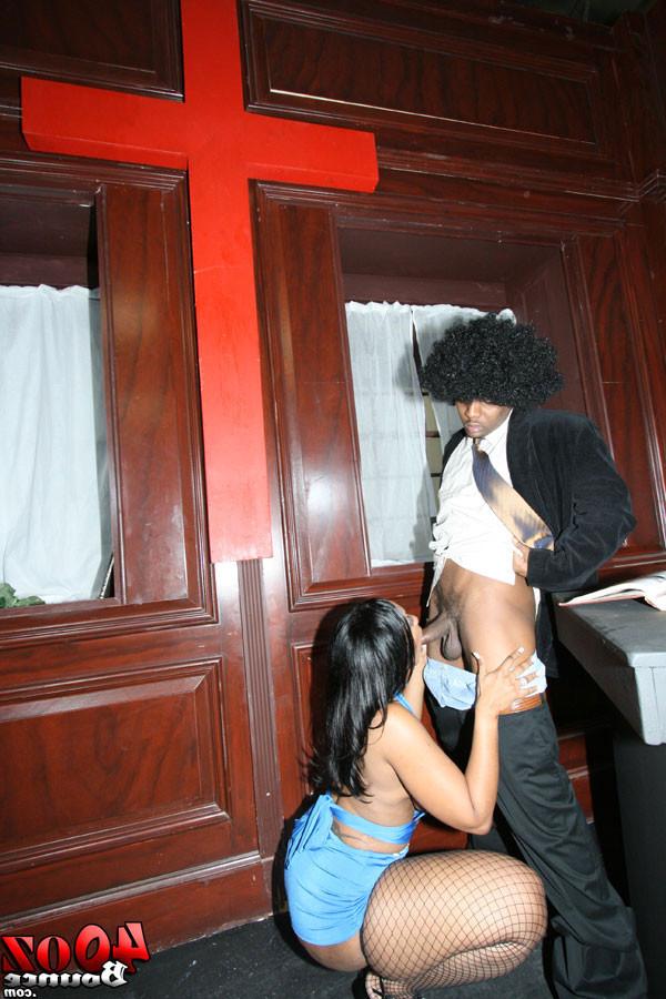 17P Ebony babe with big bouncing booty gives blowjob and gets fucked