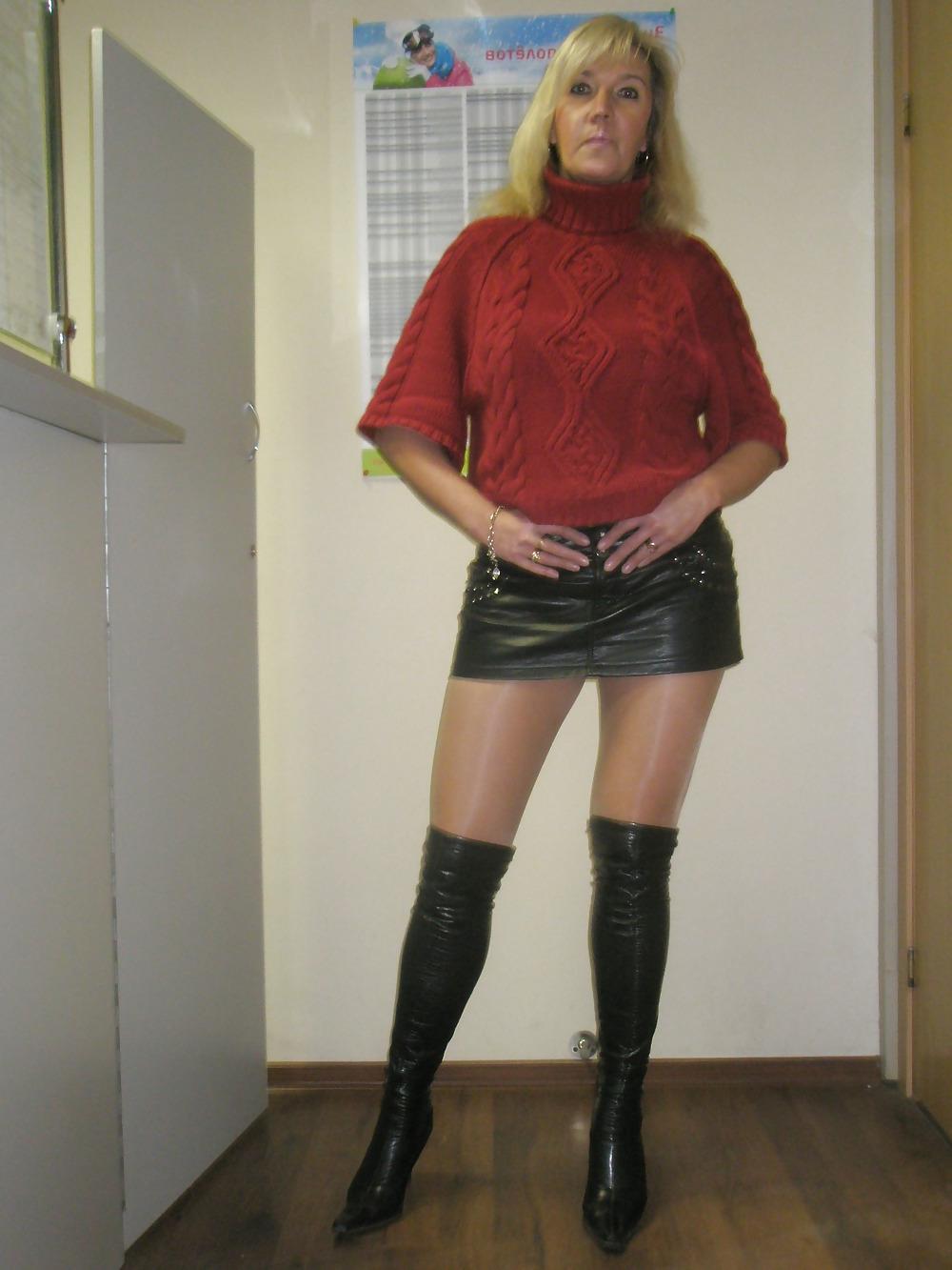 25P Sexy legs & mini skirt