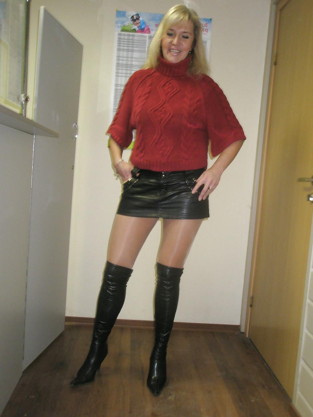 25P Sexy legs & mini skirt