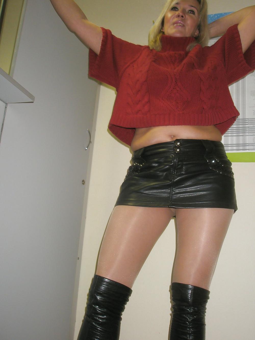 25P Sexy legs & mini skirt