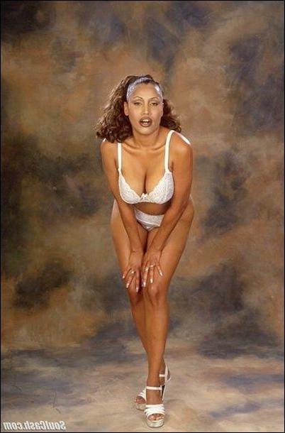 16P Busty black girl shows her twat and phat booty