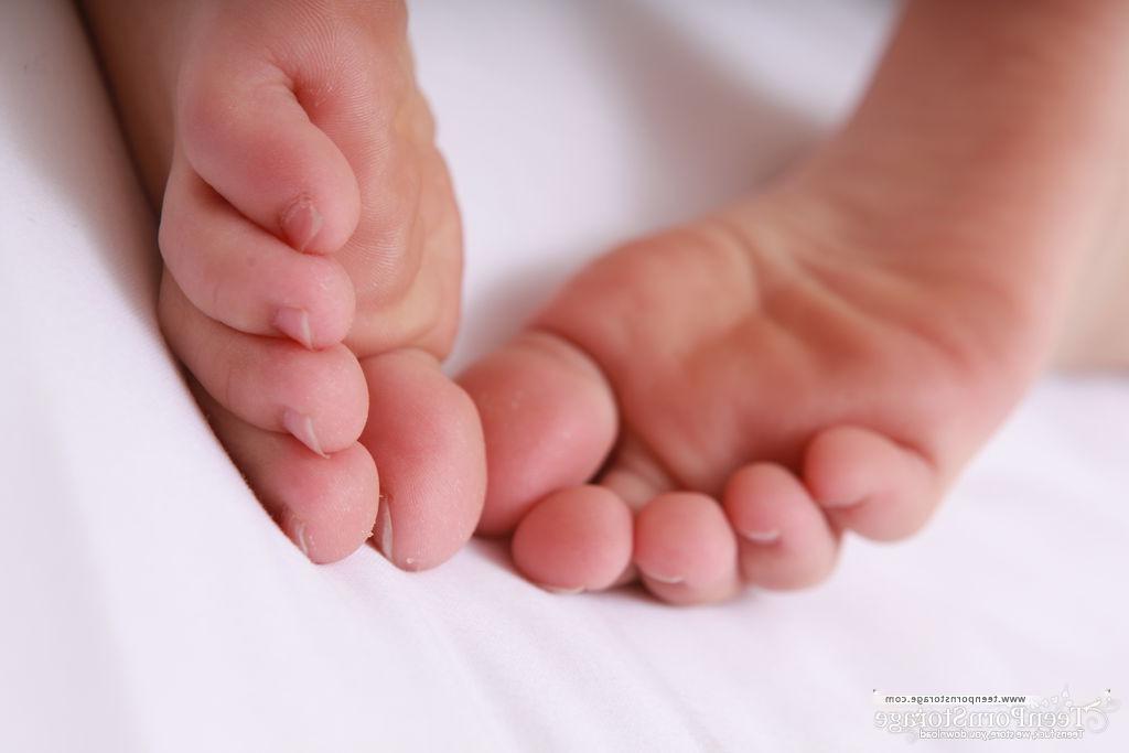 20P Hot feet and ass posing