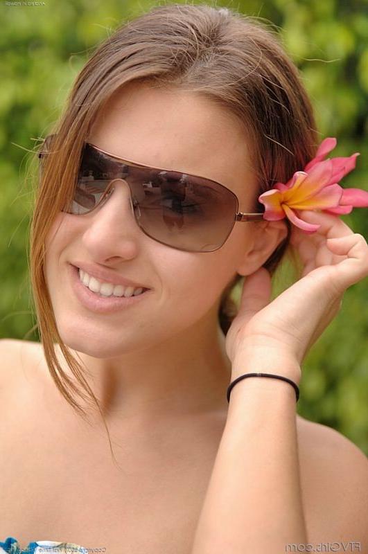 15P Andrea flashes her goodies on vacation