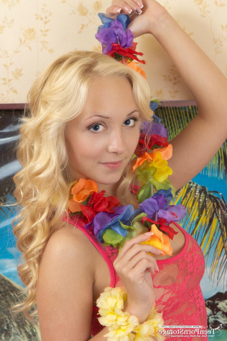 20P Amazingly hot teen