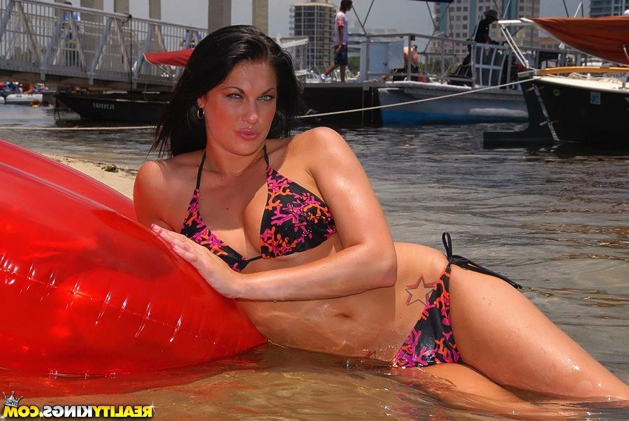 12P 12 pics and 1 movie of Shyra from Milf Hunter