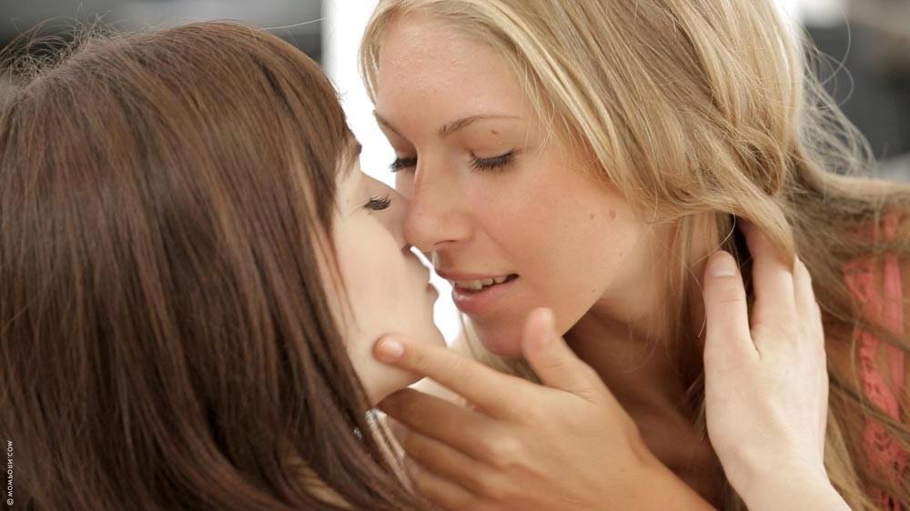 15P Sexy all natural teens in a threesome