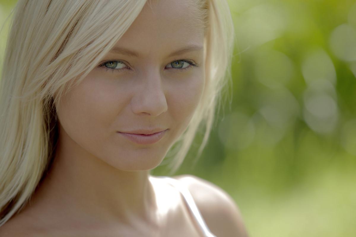 15P Sexy blonde babe Anneli posing nude outdoors