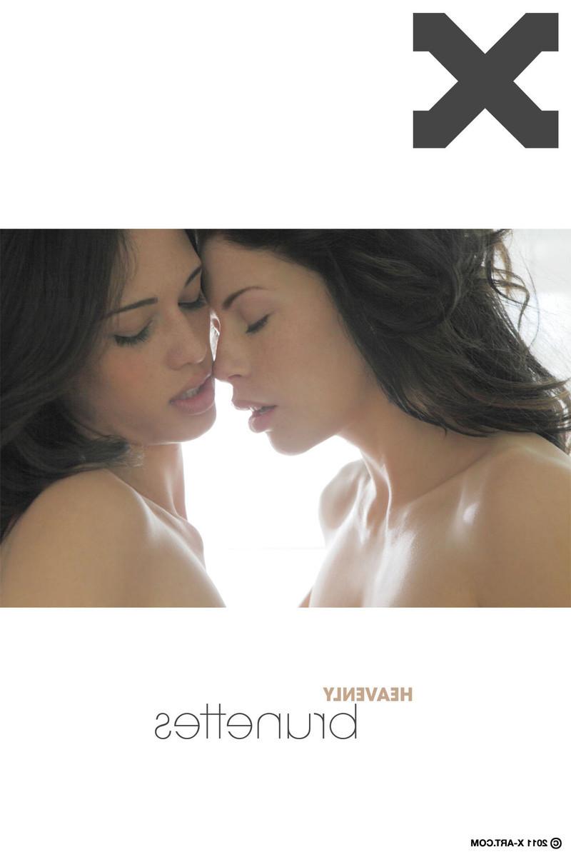 17P Heavenly babes kissing in lesbian erotica