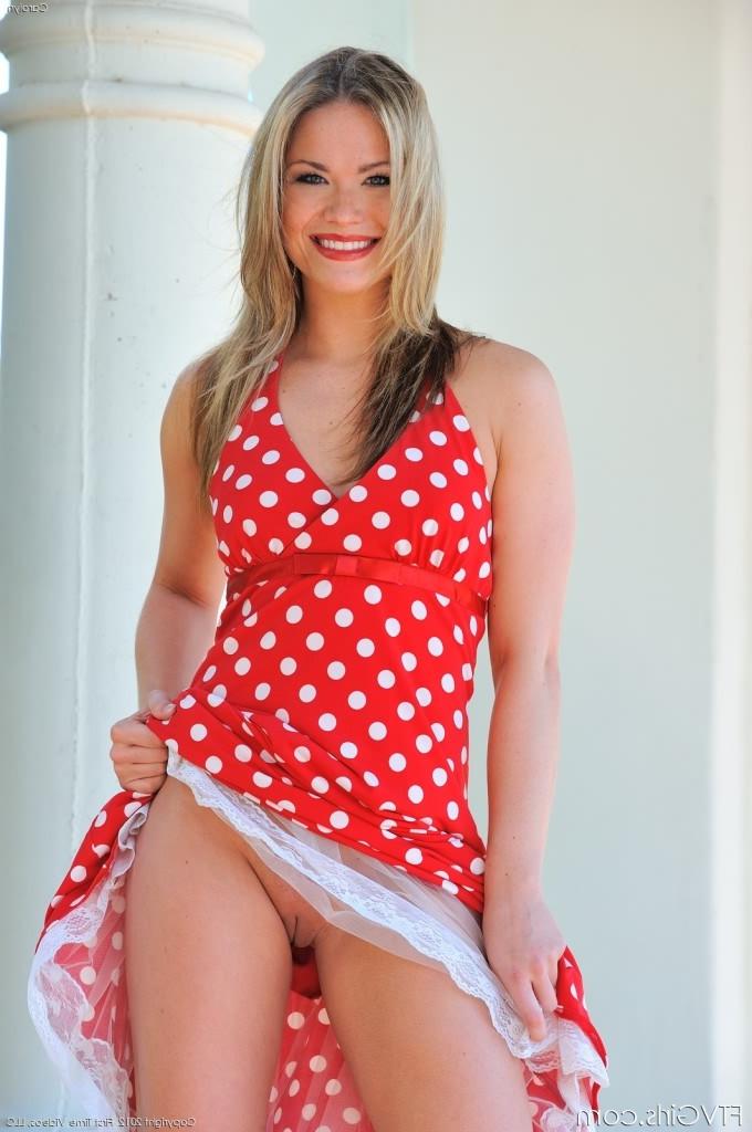 16P Gorgeous blonde babe with sexy ass showing and rubbing pussy