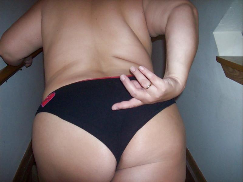 14P BBW HottwifeMacy poses in her black panties