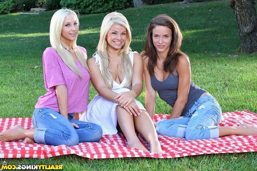 16P Adriana Sephora licked dry in a lesbo threesome