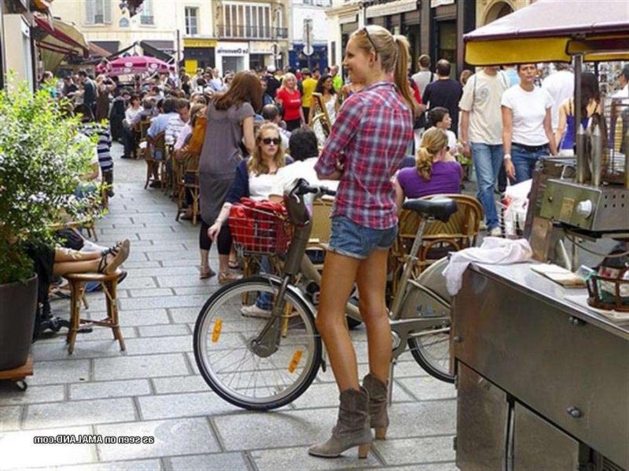 15P Gallery of sexy amateur babes riding their bikes