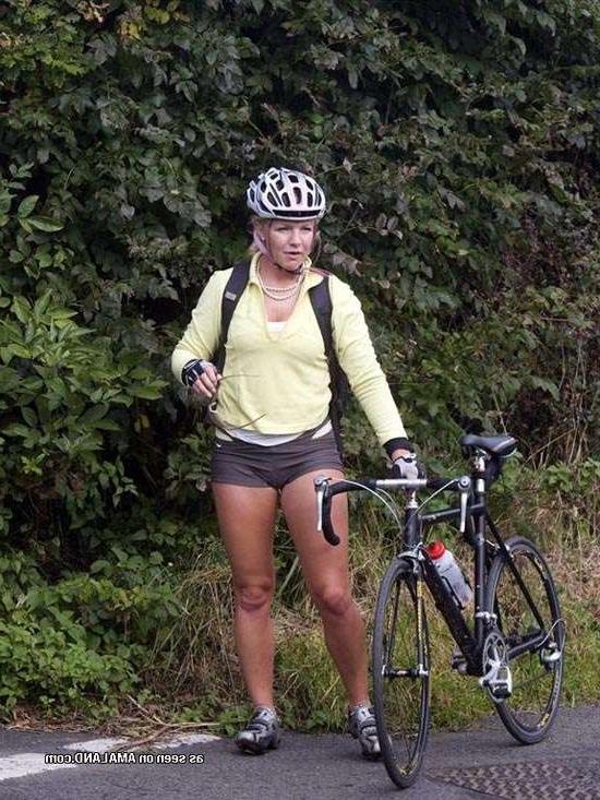 15P Gallery of sexy amateur babes riding their bikes