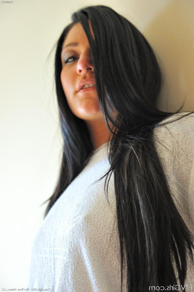 18P Nasty brunette babe rubbing her round tits and shaving her pussy