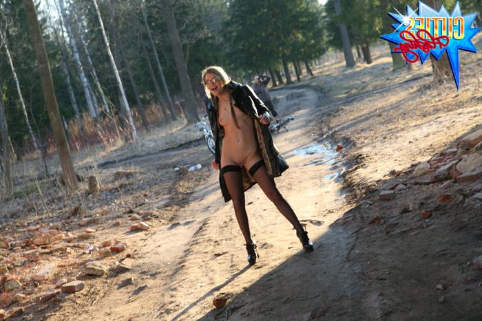 16P Hot kitty rubs her shaven clit in a quiet park