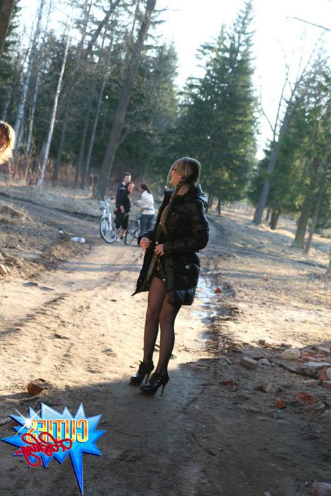 16P Hot kitty rubs her shaven clit in a quiet park