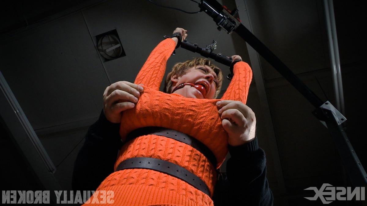 16P Ruh-roh! Velma is in trouble. The Scooby crew is on the case of the creepy wareh