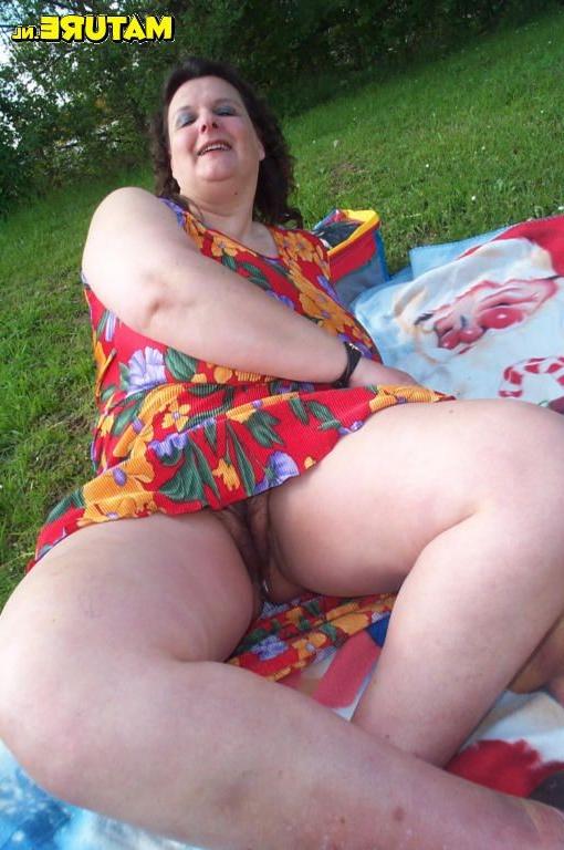 16P Mature BBW posing outside