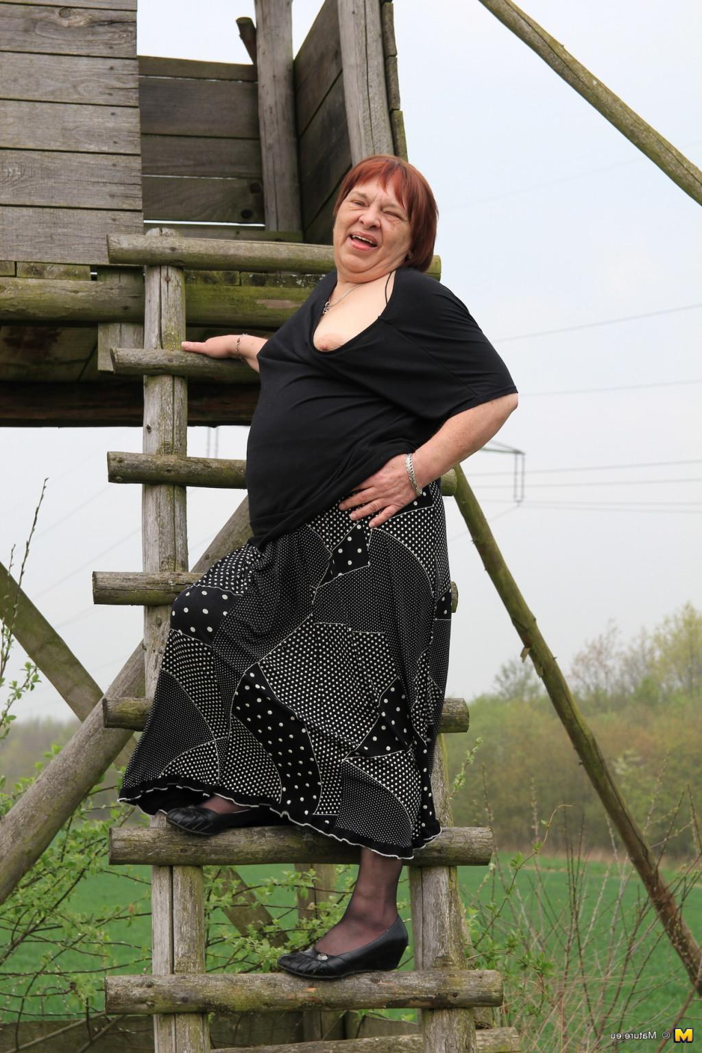 9P This German BBW loves to get wet in public