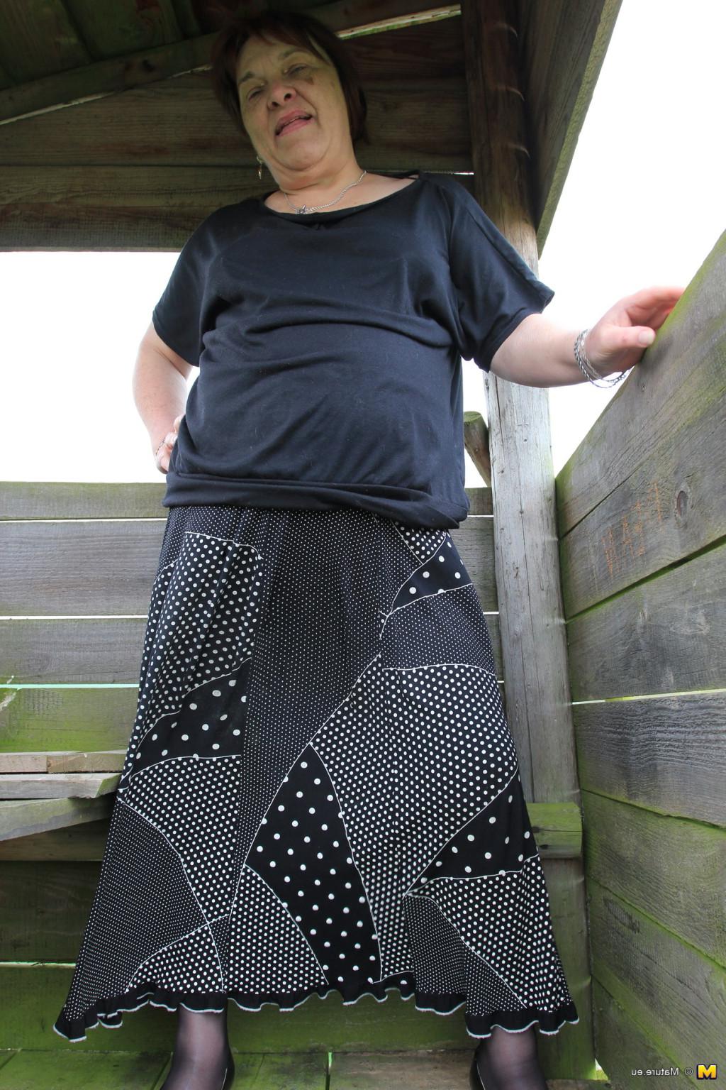 9P This German BBW loves to get wet in public