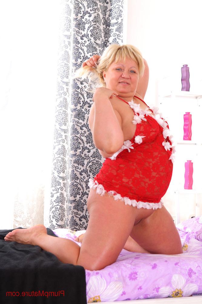 16P Obese blonde mum lets a glass dildo into her slit