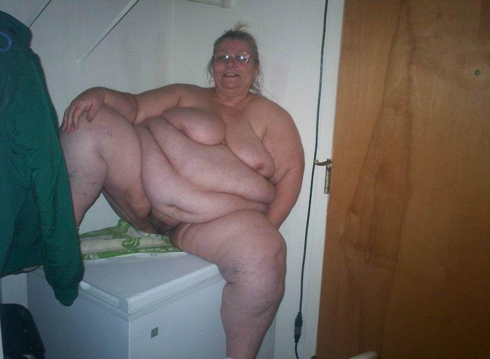 18P Very fat ladies showing off