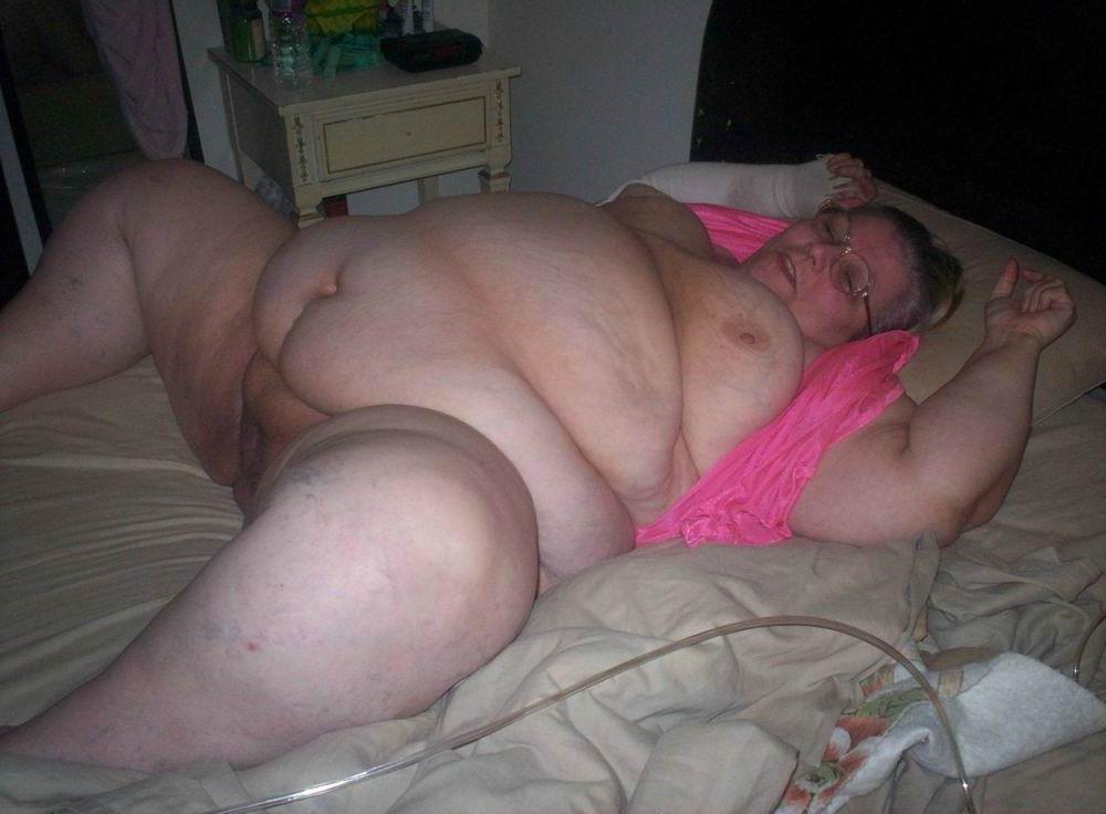18P Very fat ladies showing off