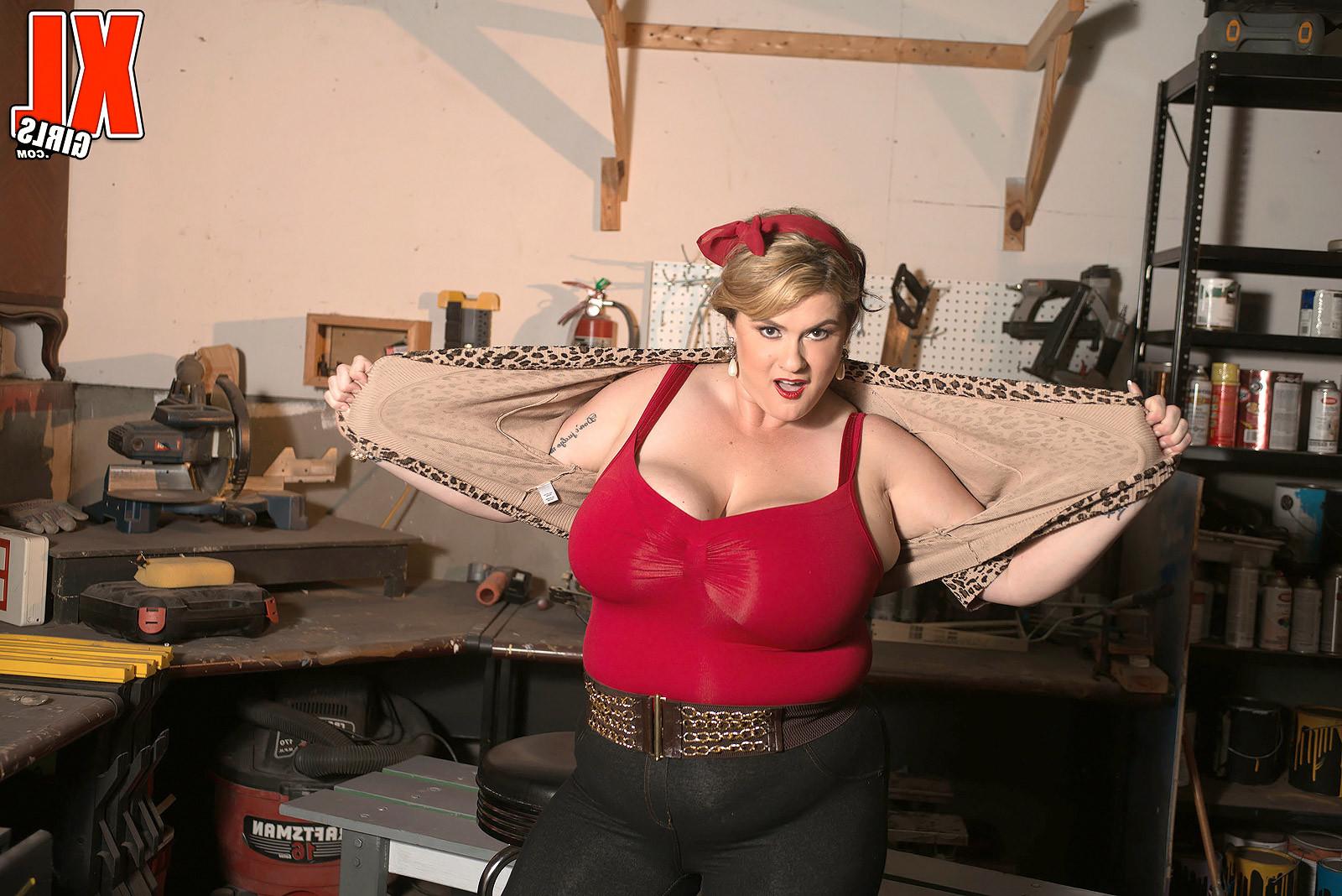 16P Plumper At Work
