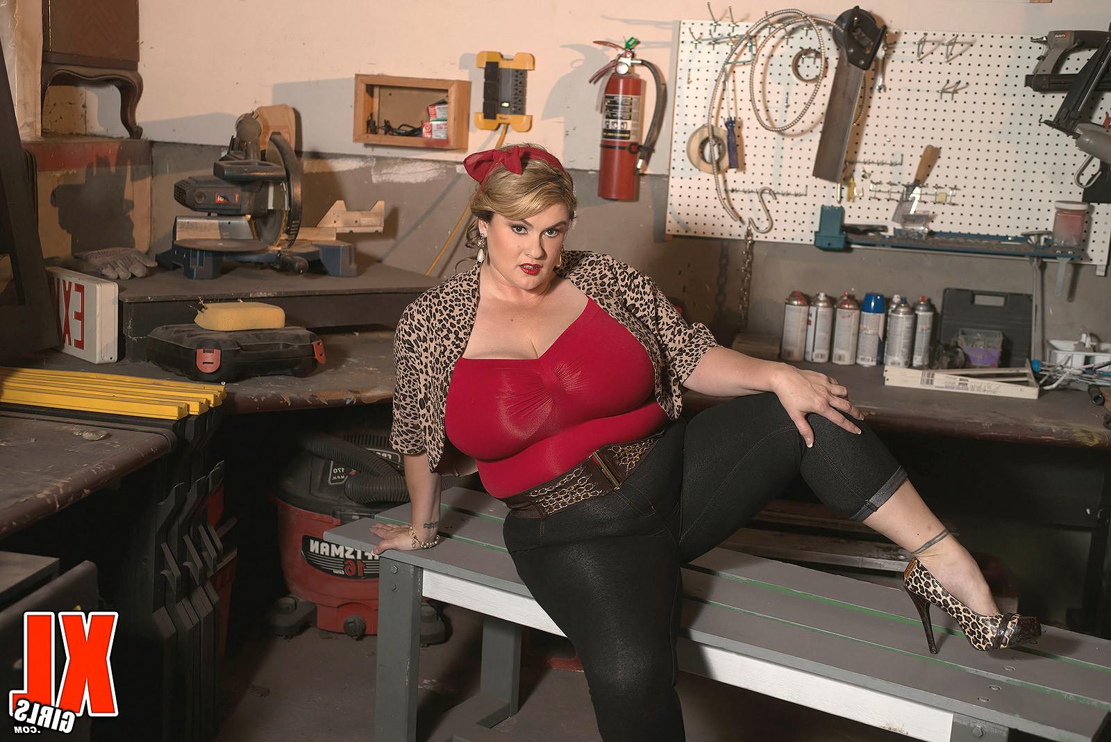 16P Plumper At Work
