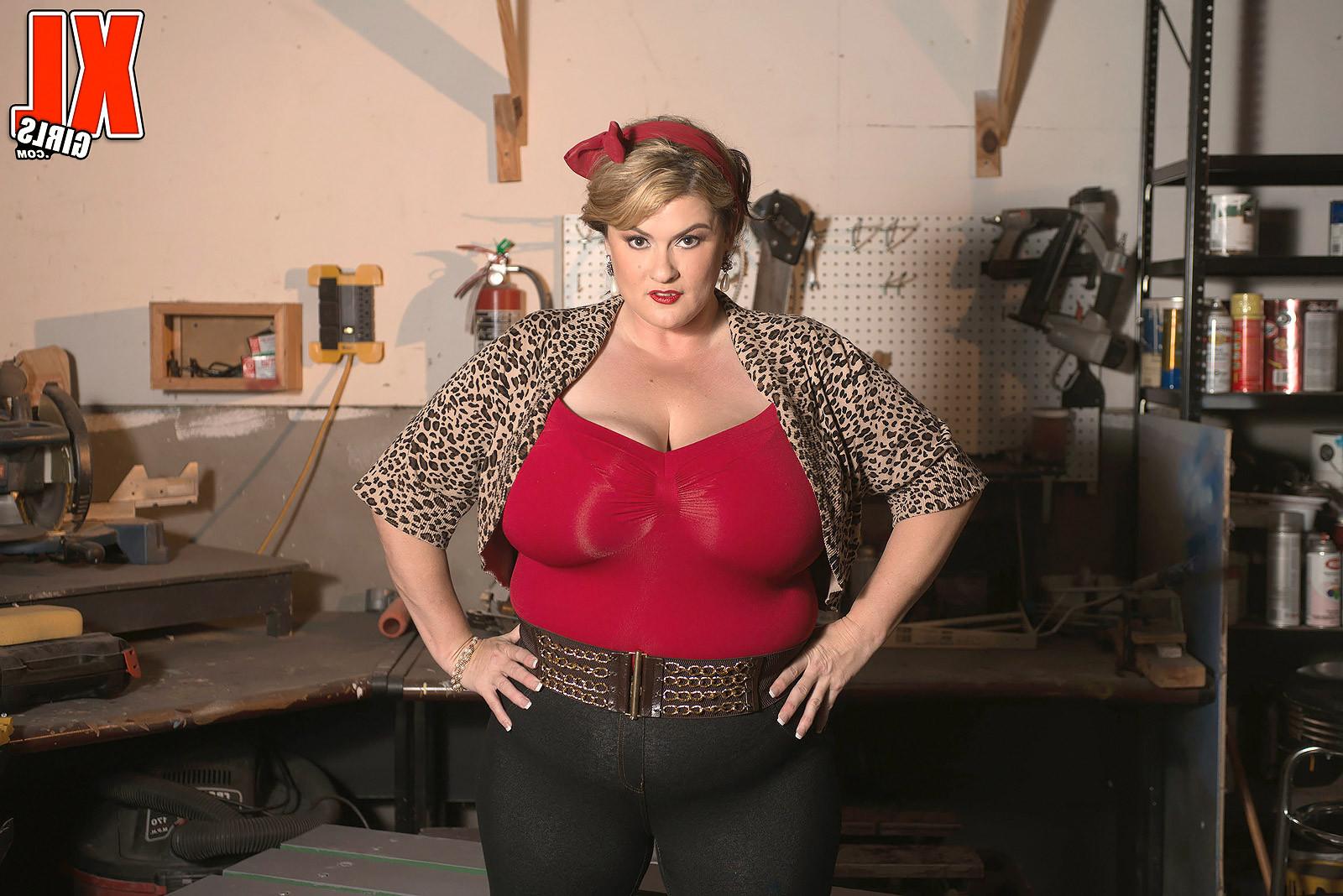 16P Plumper At Work