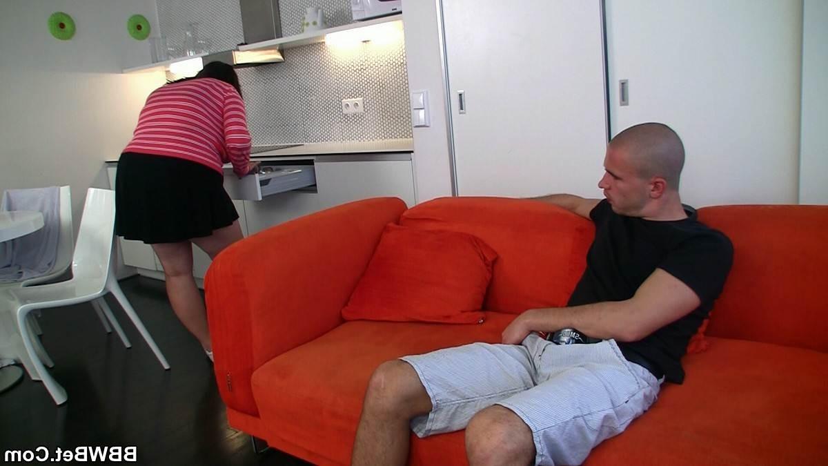 12P After meeting online he goes back to her place and fucks her BBW pussy in the ki