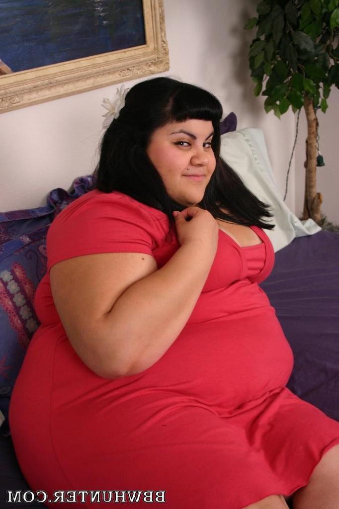 12P Cute teen Ursula shows off her big BBW ass while a hunk pounds her pussy from be
