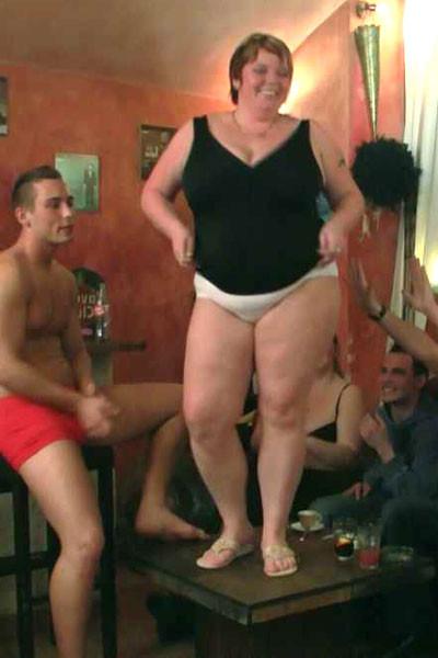 12P Incredible BBW sex as the chicks get naked and do it all in the pub with wet pus